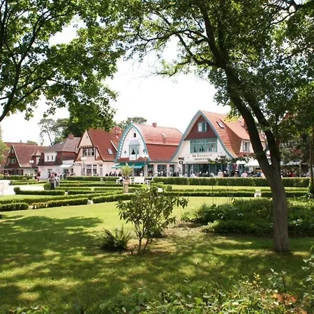 Mit Strandkorb Im Urlauberdorf *